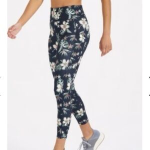 Vuori Women’s Stride Maui Ink Legging
7/8 Length Dark Navy size Small